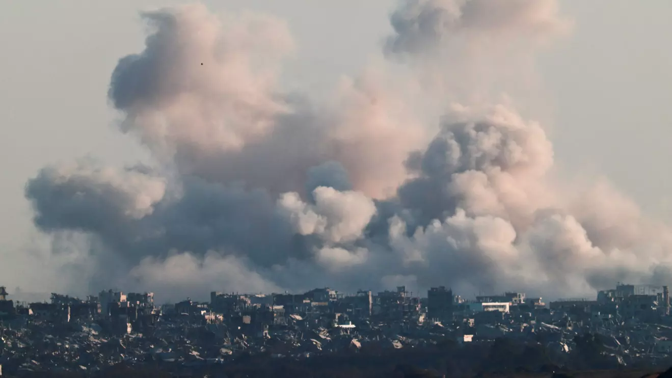 Smoke rises after an explosion in Gaza, as seen from the Israeli side of the border, September 4, 2025. Reuters/Amir Cohen