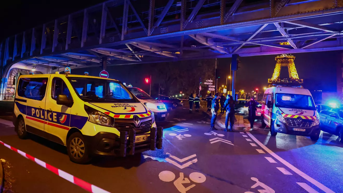 French police secures the access to the Bir-Hakeim bridge after a security incident in Paris, France December 2, 2023. Reuters/Stephanie Lecocq