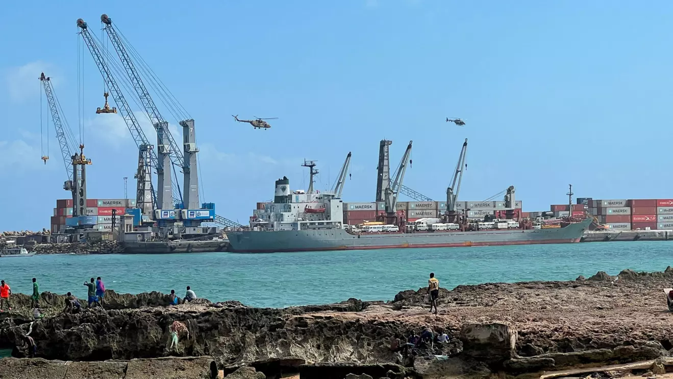 Security helicopters hover above the Mogadishu Sea Port after an Egyptian warship docked to deliver a second major cache of weaponry in Mogadishu, Somalia, September 23, 2024 Reuters/Feisal Omar