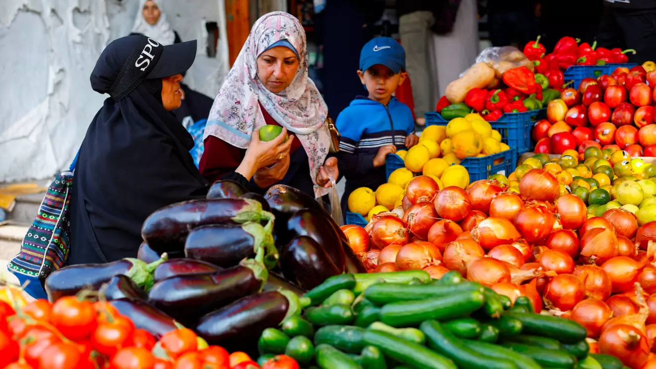 Palestinians buy vegetables at a market in Nuseirat, central Gaza Strip, November 13, 2025. Reuters/Mahmoud Issa