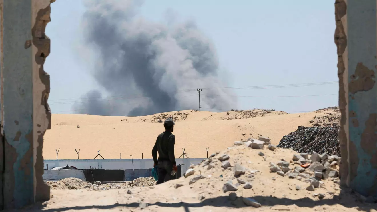 Smoke rises following Israeli strikes, in Khan Younis in the southern Gaza Strip August 8, 2024. Reuters/Hatem Khaled