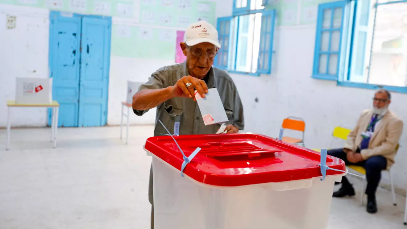 A voter casts his ballot at a polling station during the presidential election in Tunis, Tunisia October 6, 2024. Reuters/Zoubeir Souissi