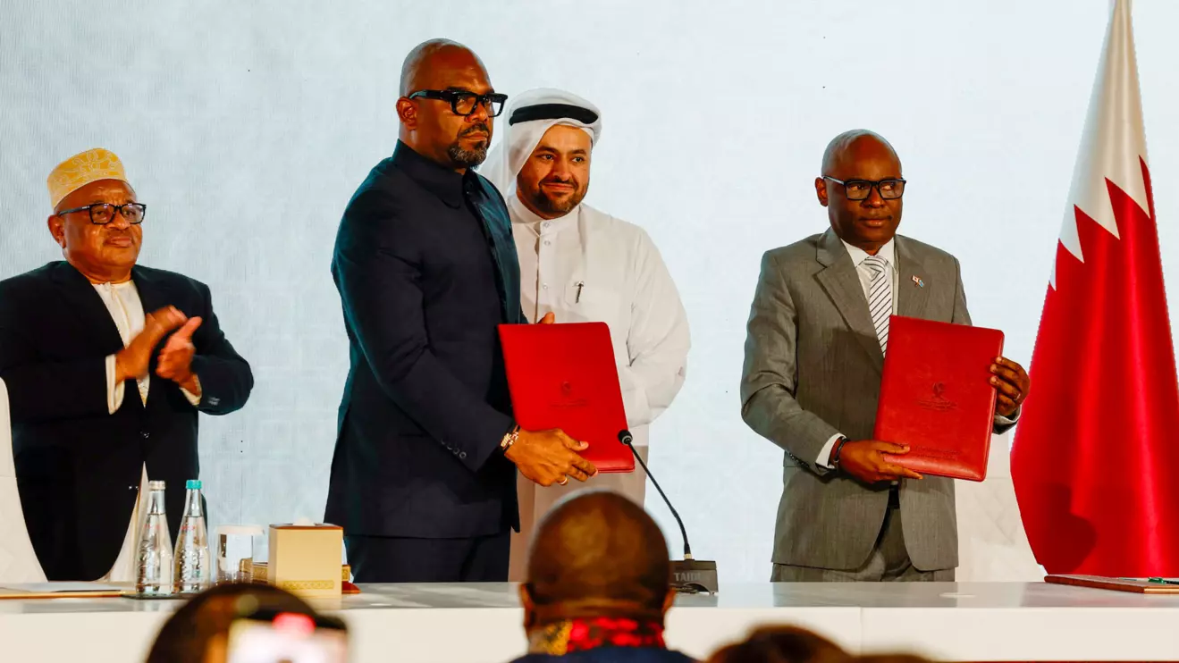 Congo's President Felix Tshisekedi's high representative Sumbu Sita Mambu and head of the M23 rebel group delegation Benjamin Mbonimpa take part in a ceremony to sign a framework agreement for a peace deal aimed at ending fighting in eastern Congo, in Doha, Qatar, November 15, 2025. Reuters/Ibraheem Abu Mustafa
