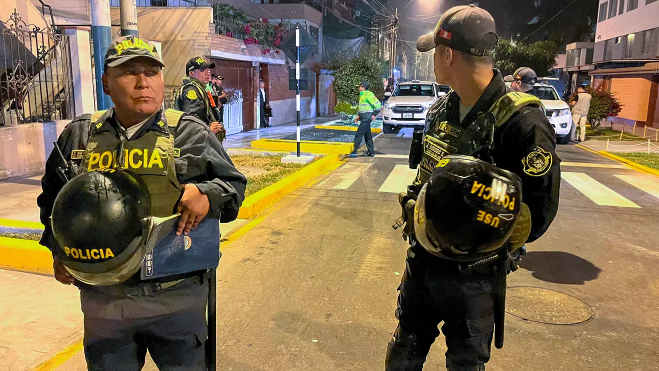 Police stand guard during a raid at Peru's President Dina Boluarte's residence in Lima, March 30, 2024. Reuters/Stringer