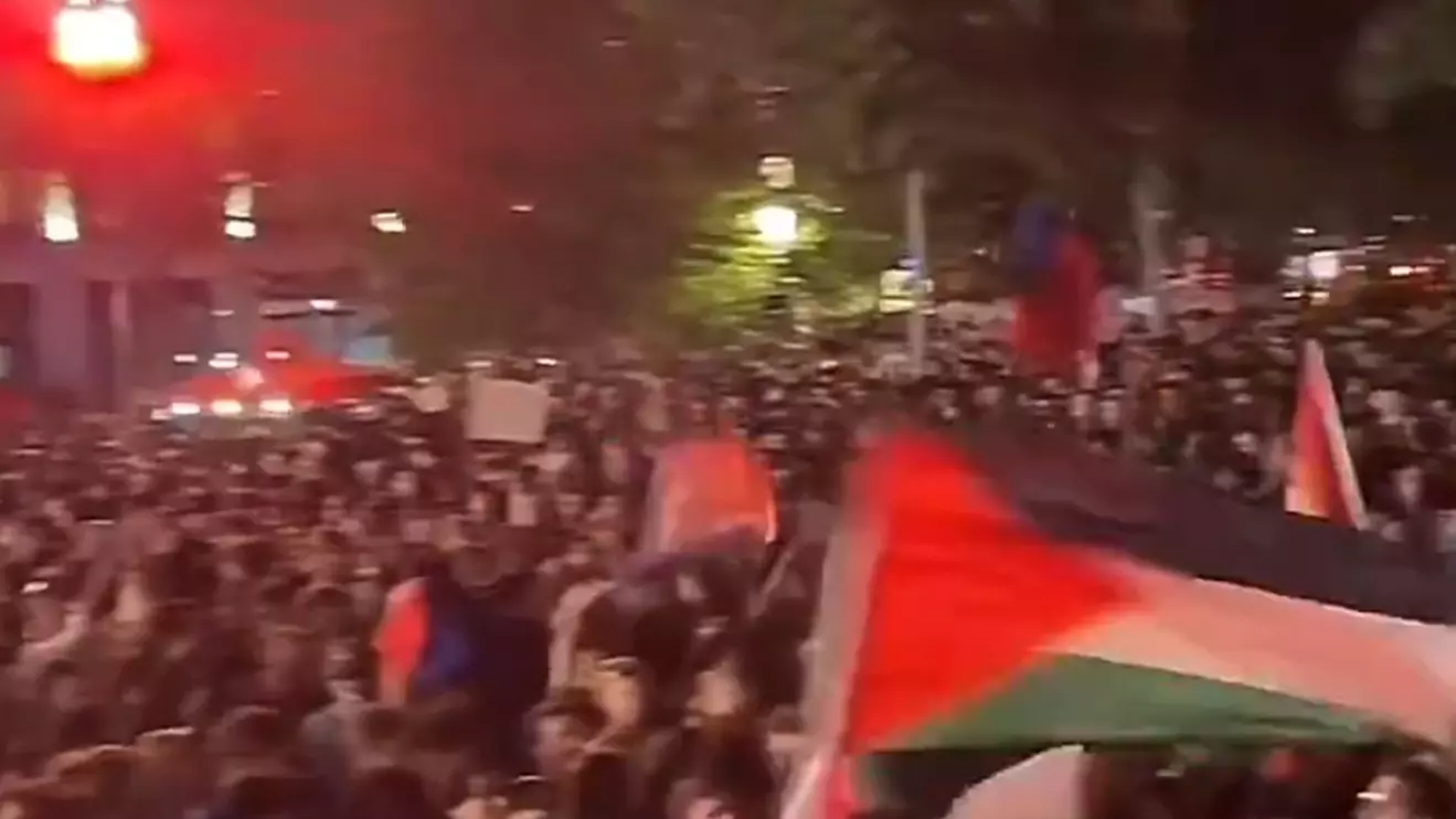 Supporters of the New Front Populaire on Sunday evening at Place de la Bastille in Paris © X 