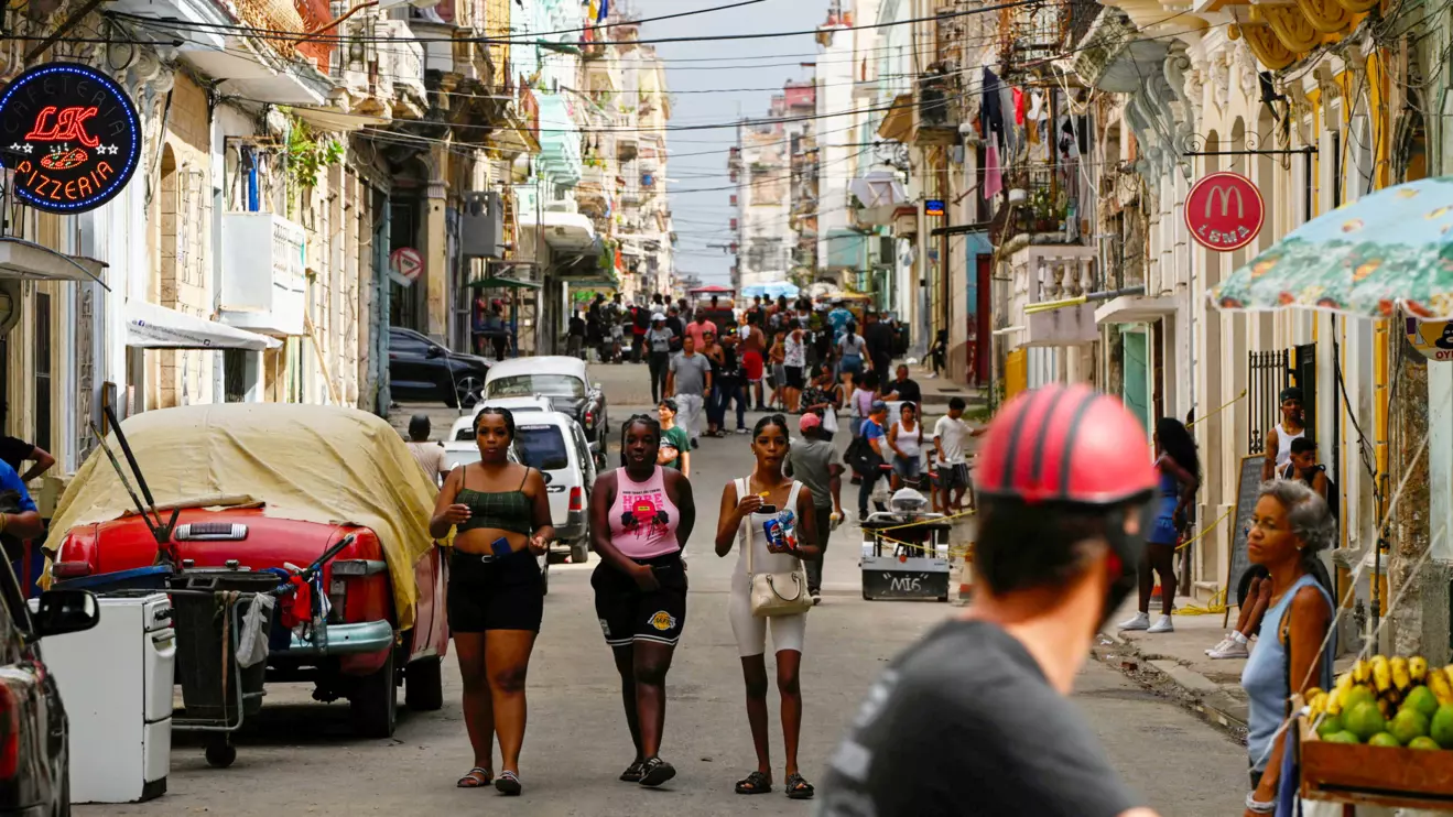 People walk on the street in downtown Havana, Cuba, Reuters/Norlys Perez