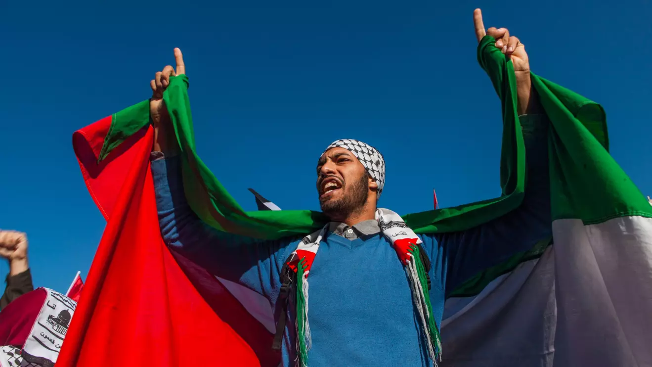 Waving Palestinian flags and holding banners calling for an end to the Israeli blockade on Gaza, demonstrators filled one of the capital’s main avenues c Mena Today 