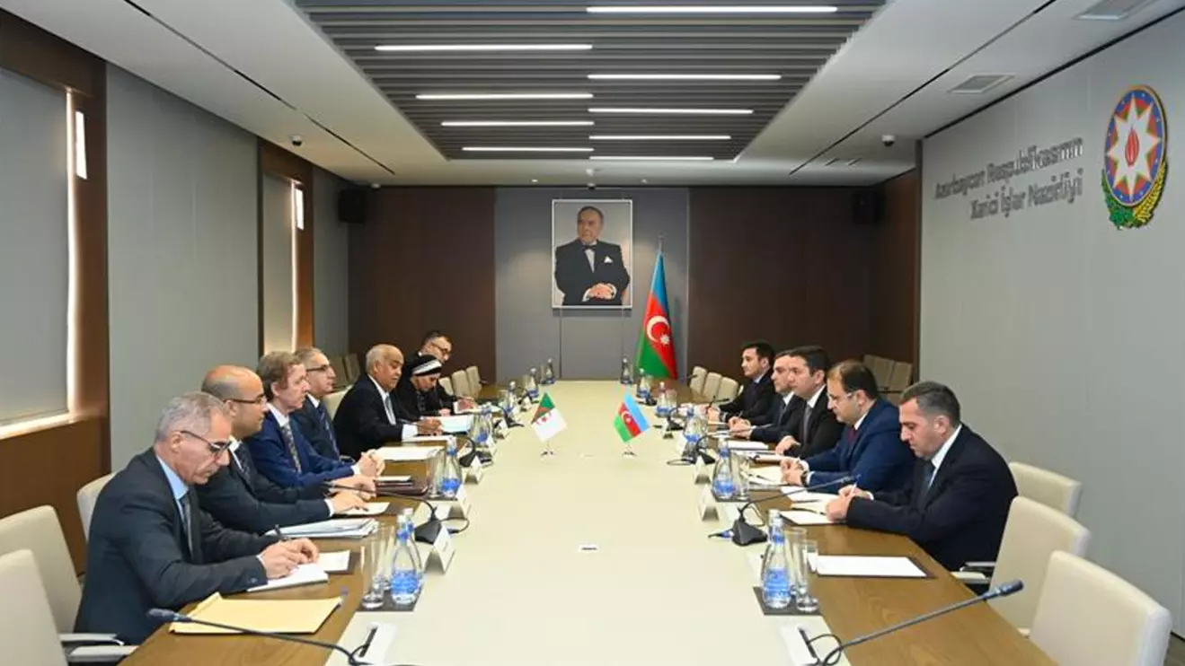 The two delegations in discussion in Baku