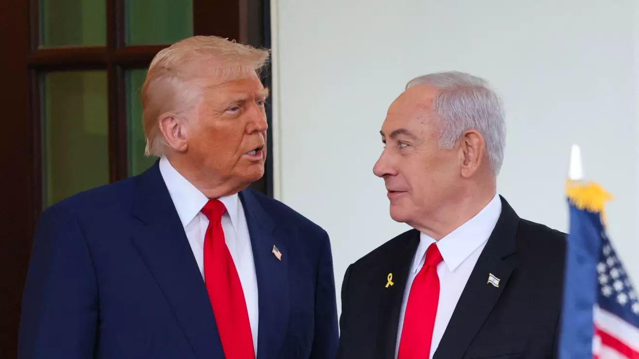 U.S. President Donald Trump welcomes Israeli Prime Minister Benjamin Netanyahu at the entrance of the White House in Washington, D.C., U.S., April 7, 2025. Reuters/Leah Millis