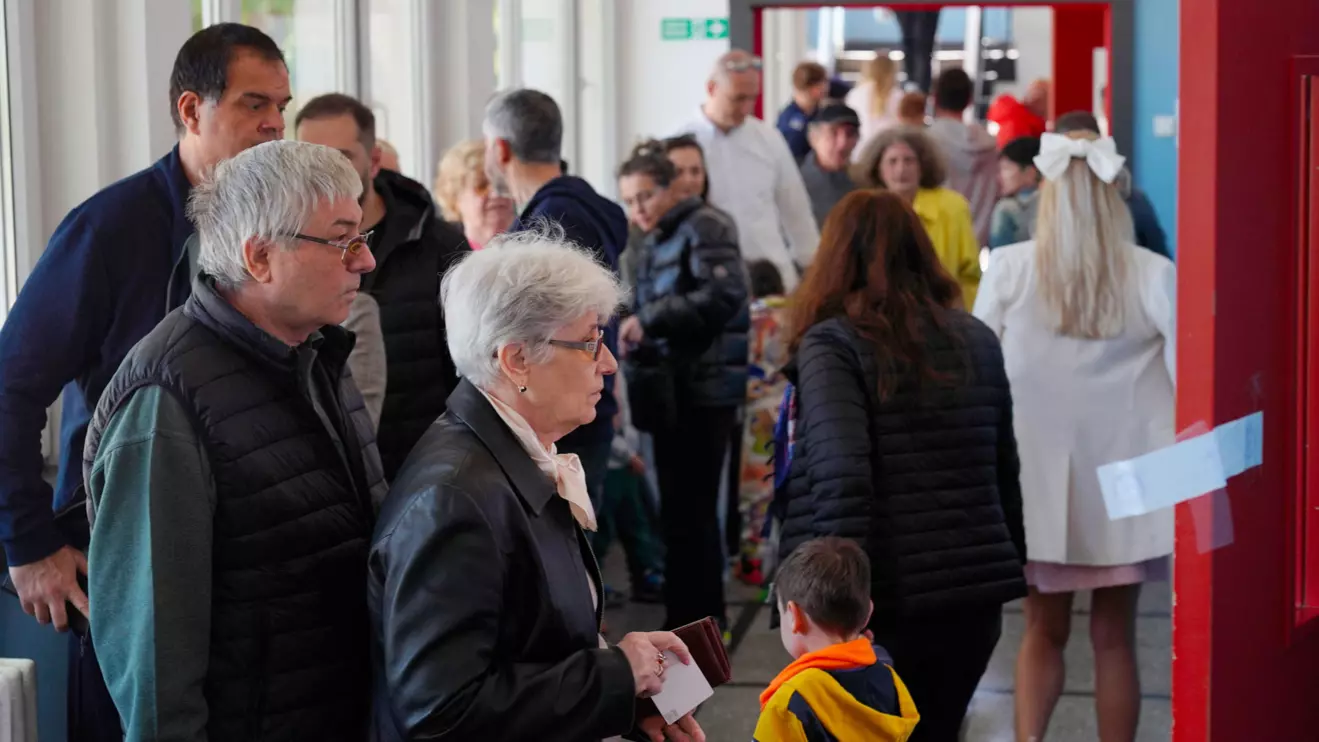 People wait in line to vote in Romania's second round of the presidential election, in Bucharest, Romania, May 18, 2025. Reuters/Andreea Campeanu