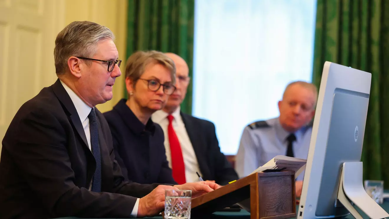 British Prime Minister Keir Starmer sits with Foreign Secretary Yvette Cooper, Defence Secretary John Healey and Chief of the Defence Staff Richard Knighton, while other participants attend by video link, as Starmer co-chairs the 'Coalition of the Willing' meeting of international partners on Ukraine, at 10 Downing Street in London, Britain, November 25, 2025. Reuters/Toby Melville