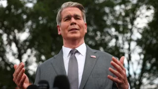 US tightens global sanctions squeeze on Iran