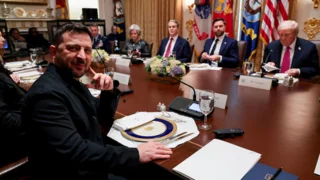 In talks with Zelenskiy, Trump appears to press pause on fresh support