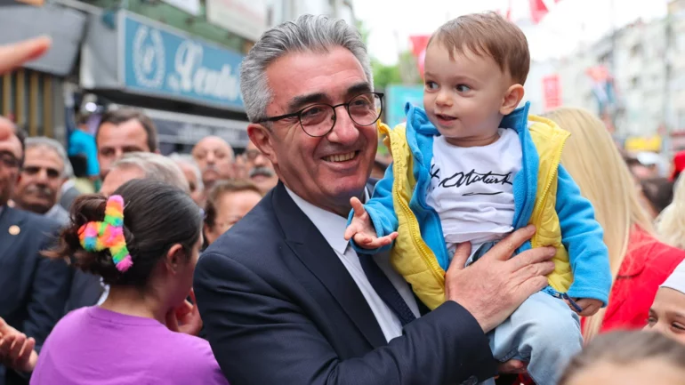 Turkey orders detention of Istanbul district mayor, others in corruption probe, state media says