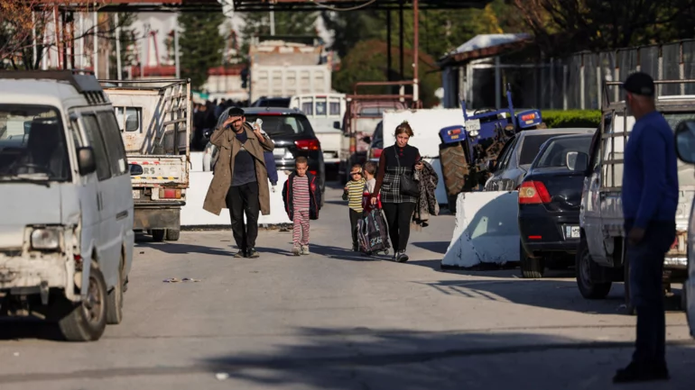 Syrians trickle home from sanctuary at Russian air base