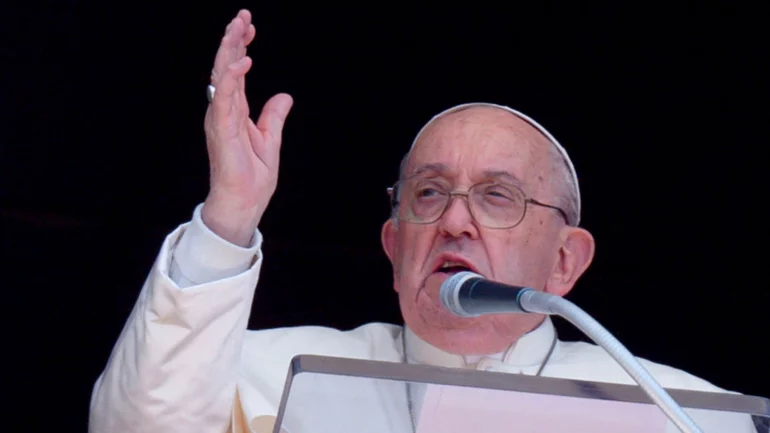 Pope Francis urges end to 'spiral of violence' in Middle East