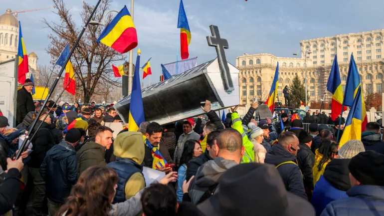 Thousands protest outside Romanian top court over cancelled presidential election