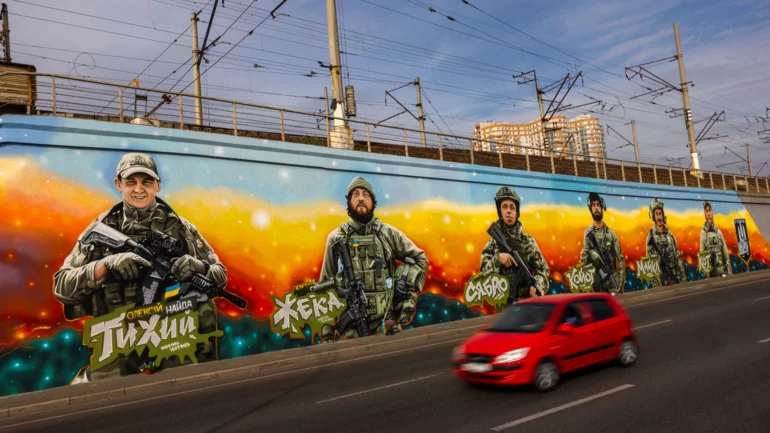 Ukrainian artist adorns Kyiv high-rises with images of fallen soldiers