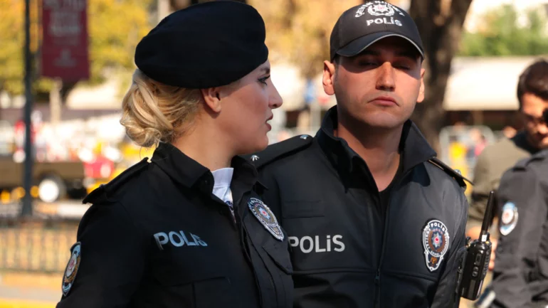 Turkey detains 2 prominent journalists in morning raids