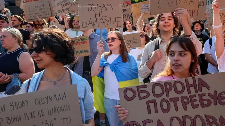 Zelenskiy's dismissal of Ukraine's defence chief sparks political crisis