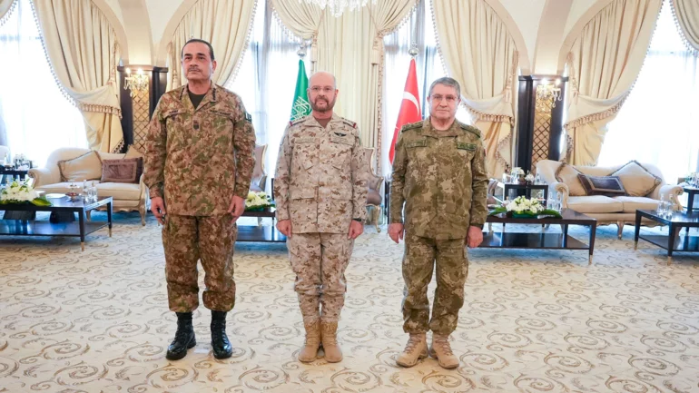 Pakistani, Saudi, Turkish chiefs meet in Riyadh over Houthi threat