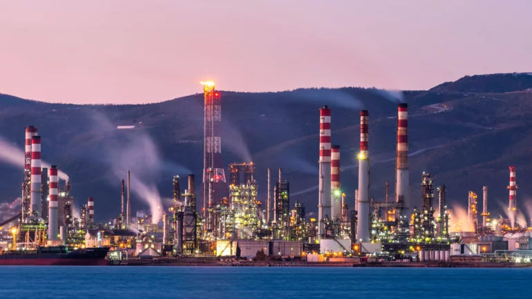 Twelve injured in blaze at Tupras oil refinery in Turkey