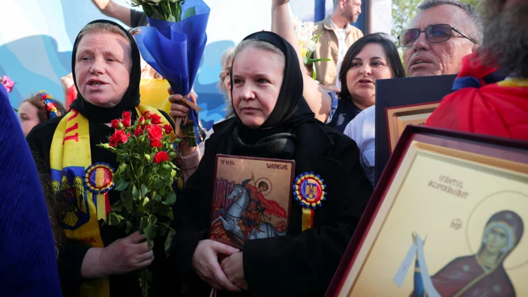 Romanian hard-right leader clear winner in first-round presidential vote