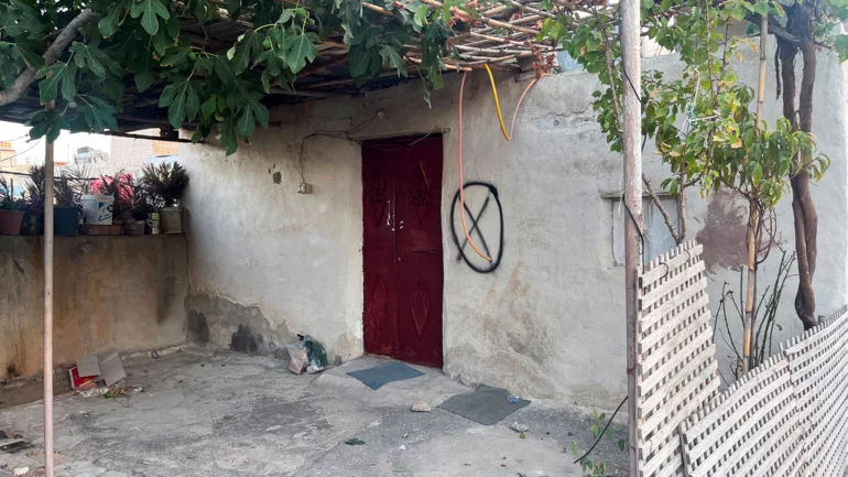 How Syrian forces emptied Alawite suburb: X means stay, O means go