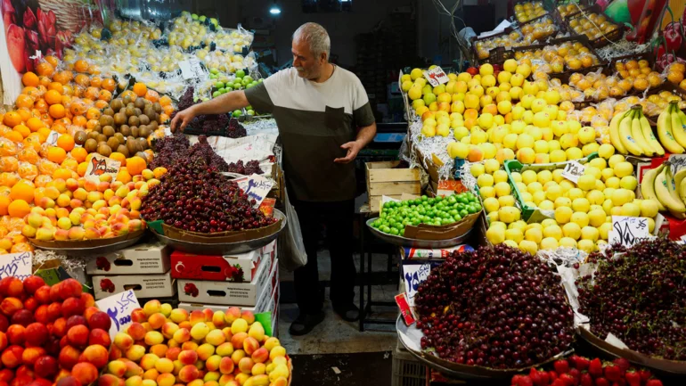 Fear grows as Iran's economy collapses