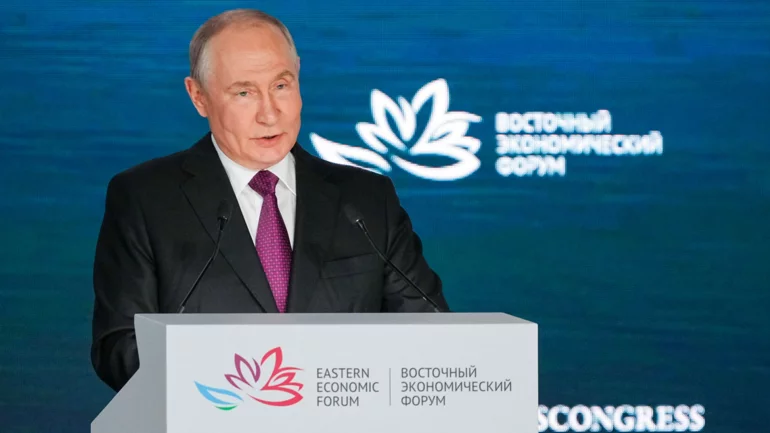 Putin cites chance of peace deal, Ukraine sees 'new dynamic'