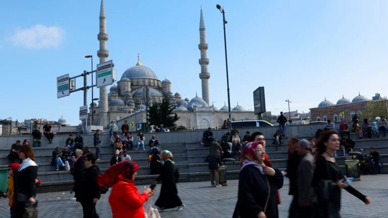 Powerful earthquake shakes Istanbul, dozens hurt jumping from buildings