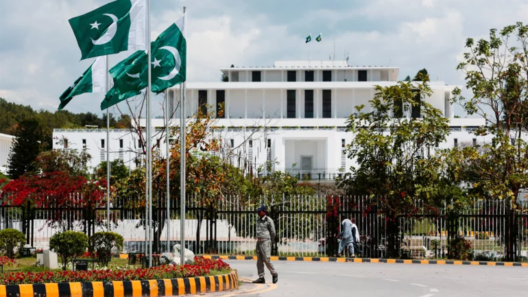 Tehran sends envoys to Pakistan