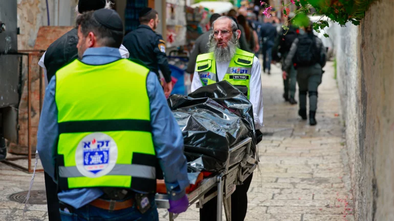 Turkish national stabs Israeli policeman in Jerusalem, is shot dead -police statement