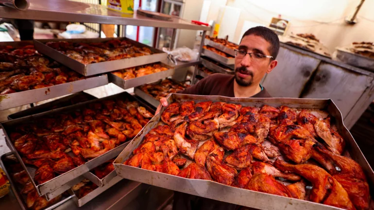 Egyptian charities dish out meals during Ramadan, despite soaring costs