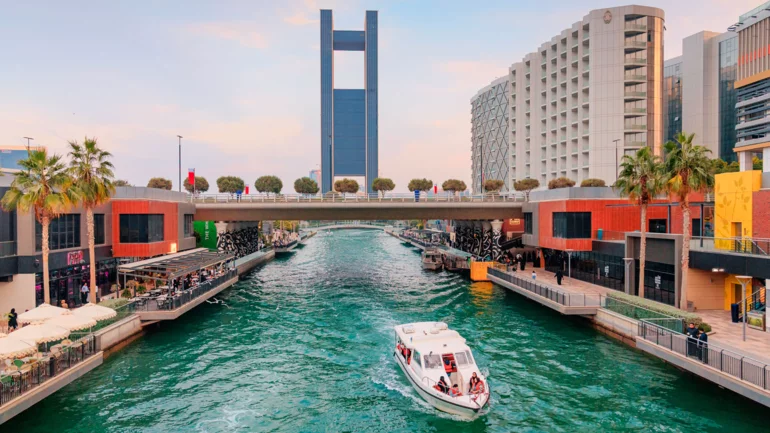 Iran strikes the Gulf: Explosions rock Kuwait and Bahrain