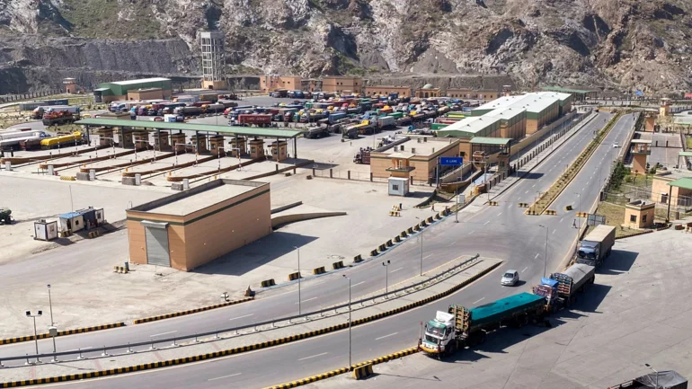 Dozens killed in Pakistan-Afghanistan clashes, border closed