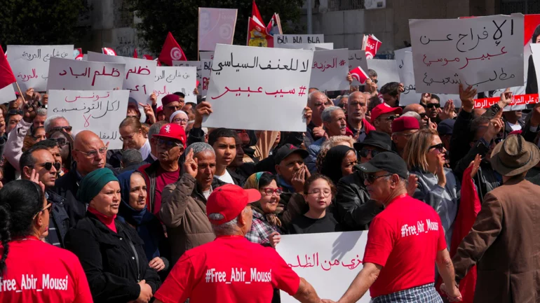 Tunisians protest against president as jailed politicians begin hunger strike