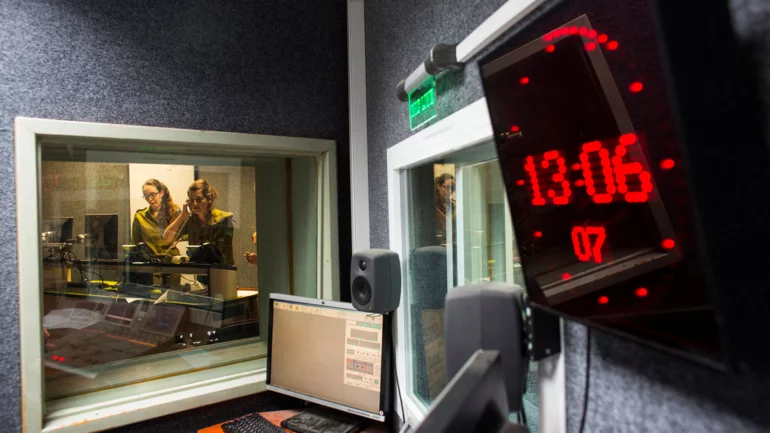 Israeli defence minister says he intends to close public radio station