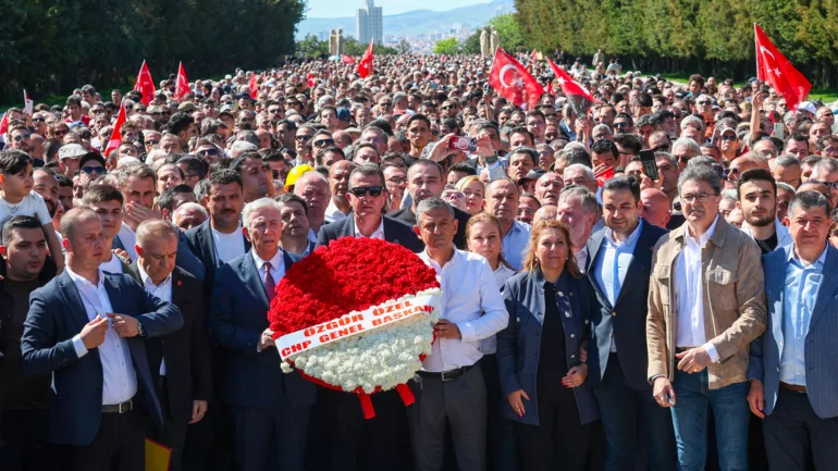 Thousands rally behind Özel in defiant Ankara protest