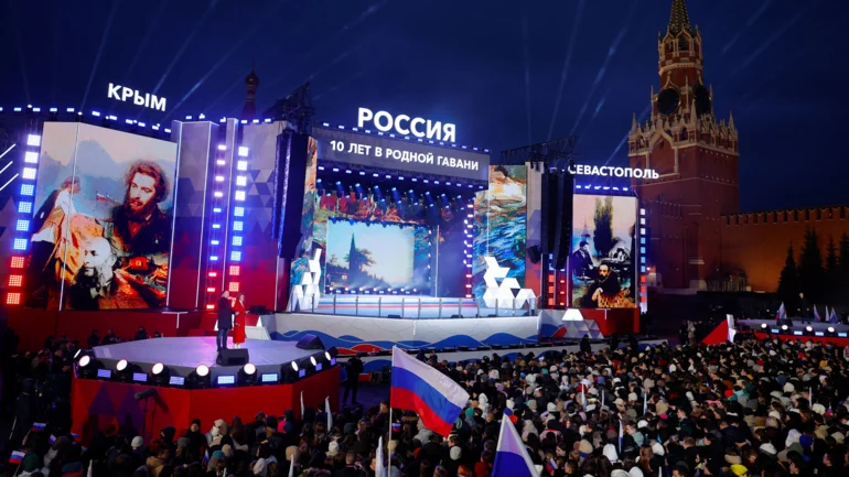 Putin greets Moscow rally after election win